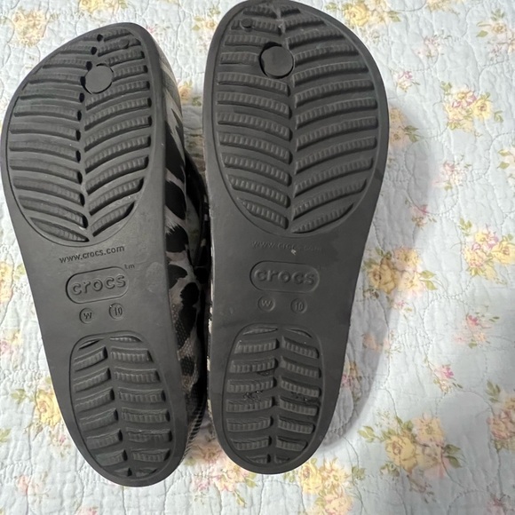 CROCS Black and Leopard Print Sandals size 10 - Picture 3 of 4